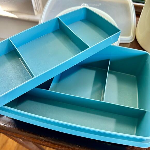 Vintage Tupperware Lot – Blue Divided Container & Beige Round Container - Picture 3 of 15